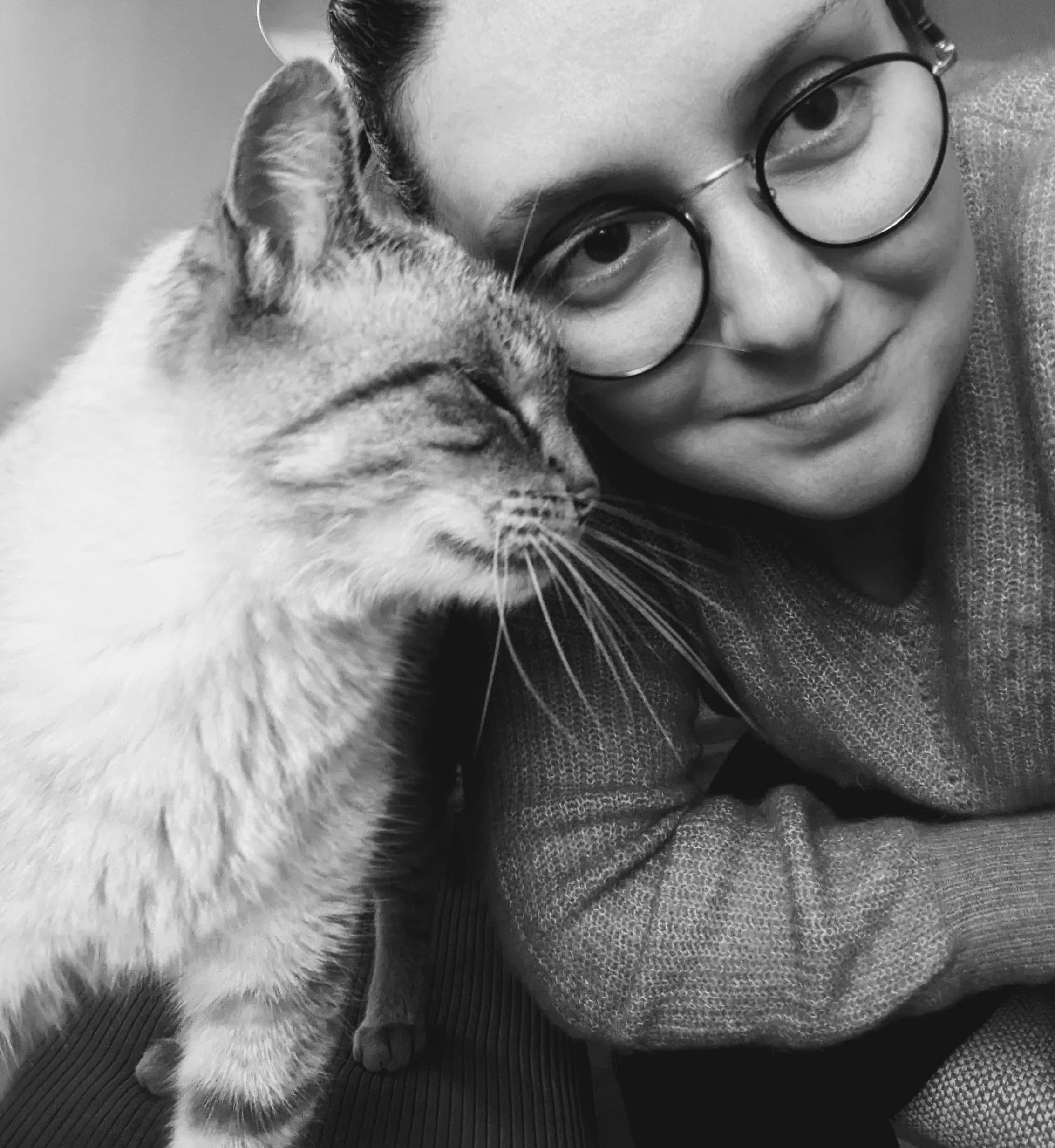Adeline Salvador avec son chat, illustrant son métier de comportementaliste félin et son approche bienveillante.