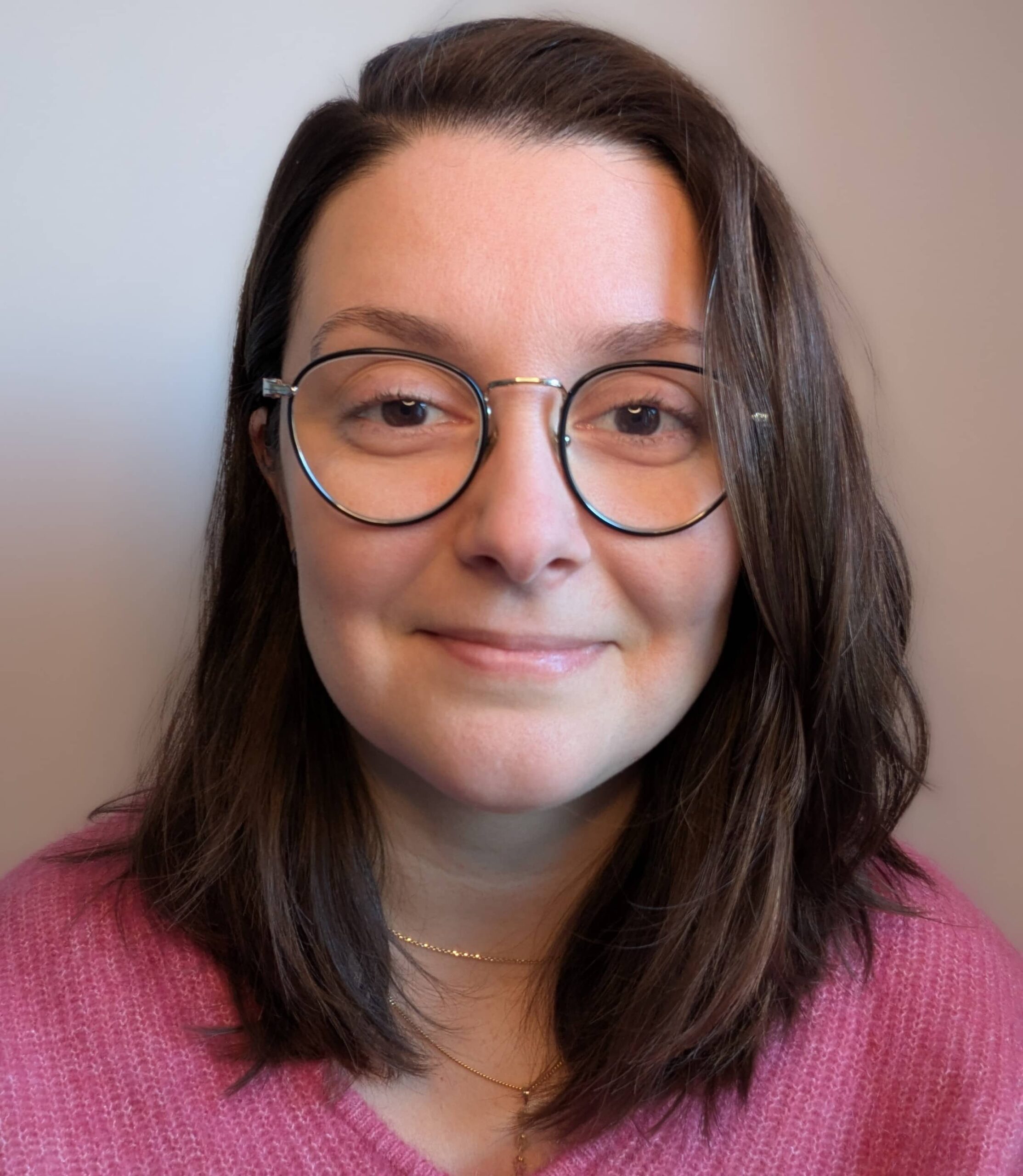 Autoportrait d'Adeline Salvador, souriante, illustrant son empathie, sa bienveillance et son engagement pour la bientraitance.